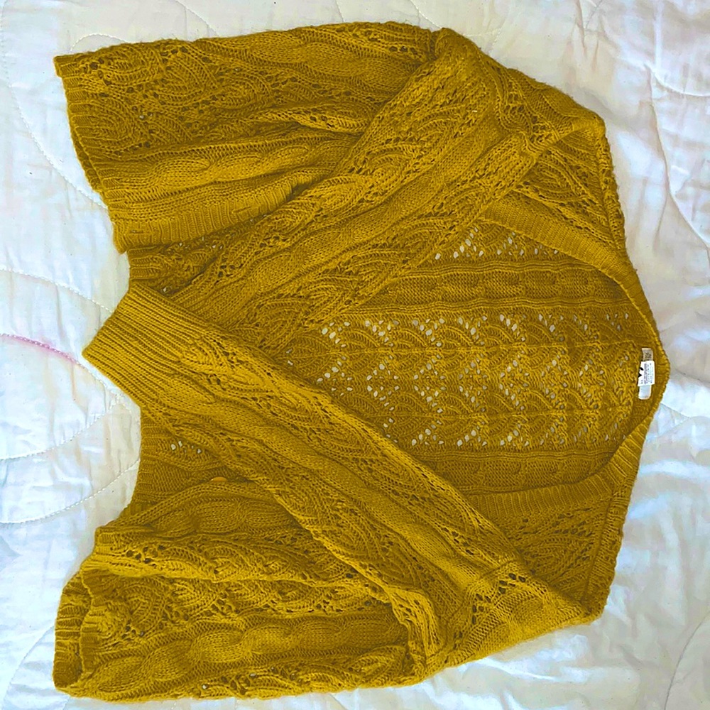 DEBUT’s Yellow mustard cardigan Fit for the season! Size M/L 55% COTTON 55%RAYON